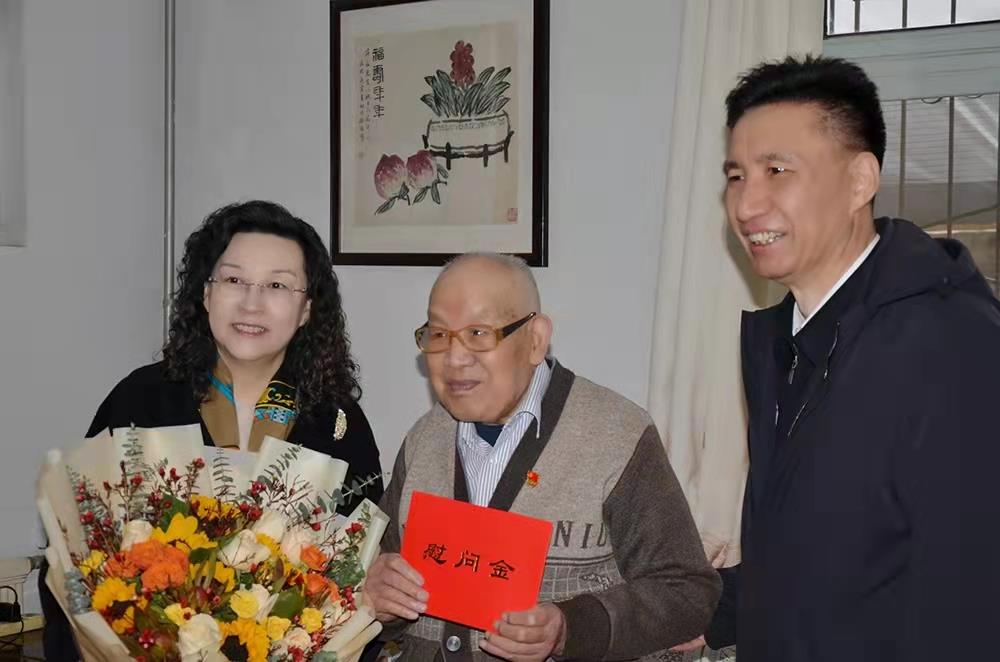濟南產(chǎn)發(fā)集團黨委副書記、總經(jīng)理黃蓓走訪慰問離休老干部、老黨員